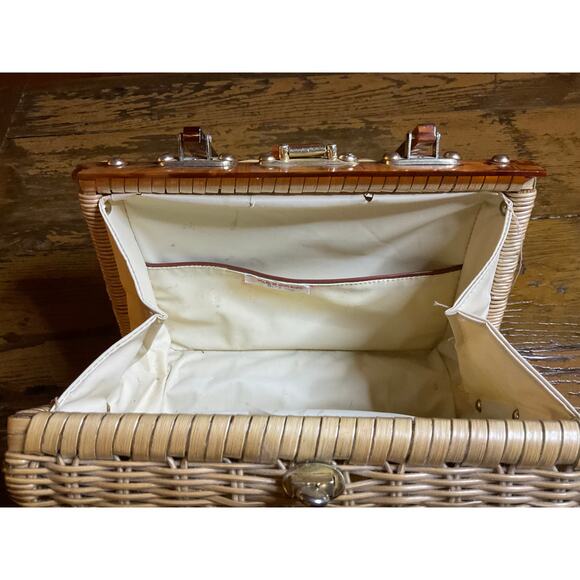 Vintage 1950s Wicker & Lucite Handbag – Made in Hong Kong – Tortoiseshell Trim - Picture 4 of 5